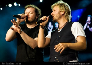 Sin Bandera & La Oreja de Van Gogh (2011) Sin Bandera & La Oreja de Van Gogh (2011)
