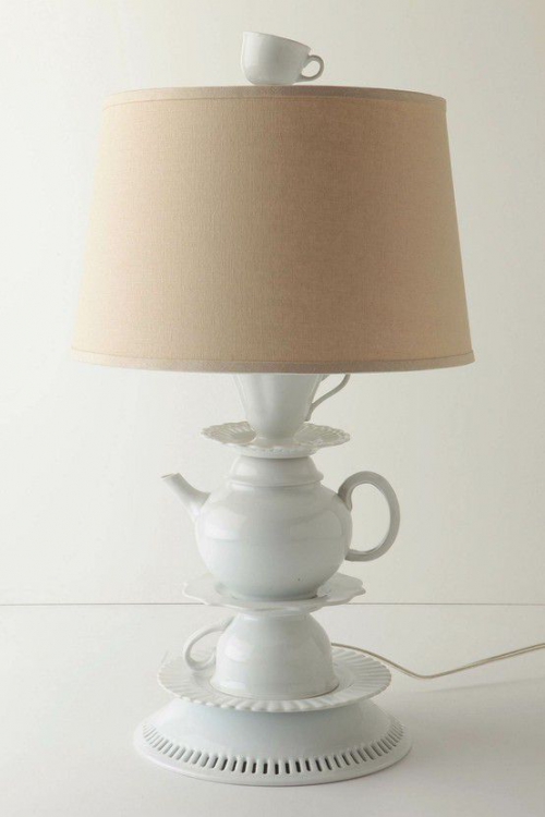 a table lamp made of tea cups and a pot Theepot lamp, Theekop lamp