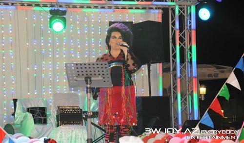 Elza Seyidcahan böcək oldu Elza Seyidcahan böcək oldu