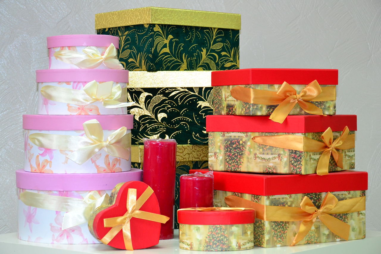 Упаковки-коробки для укладки праздничных подарков и презентов