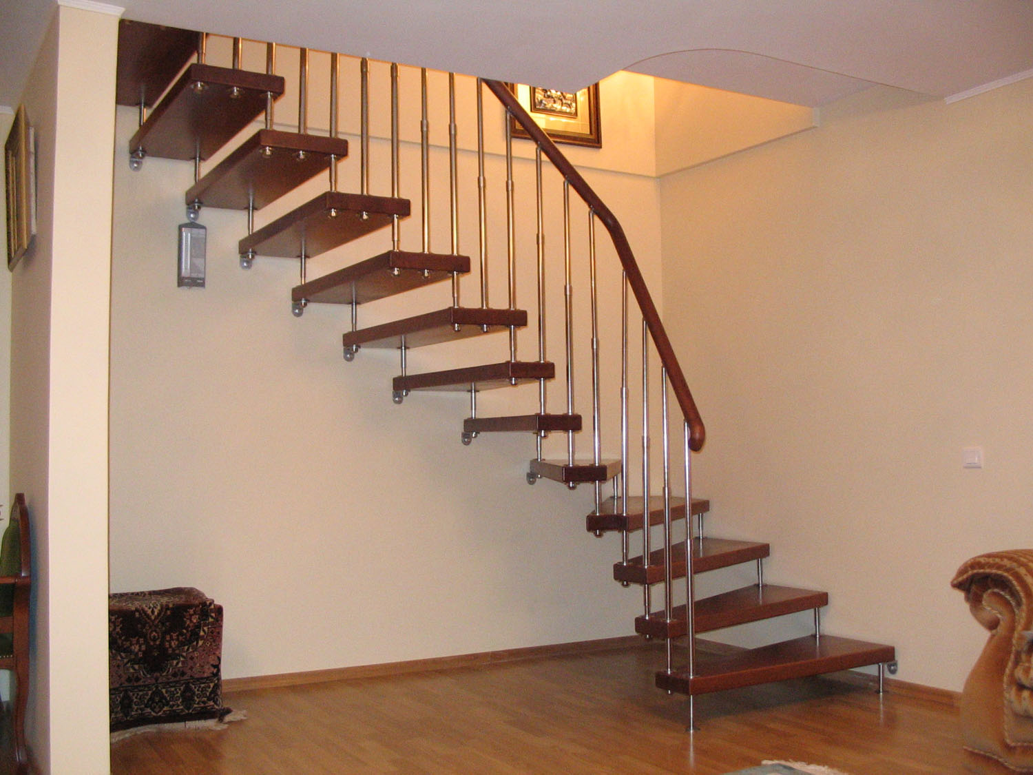 Деревянная лестница на второй этаж: разновидности конструкций и их выбор