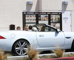 Britney-Spears-With-Kids-At-Starbucks-Drive-Thru-In-Woodland-Hills%2C-May-10-2013-t1a639m2zc.jpg