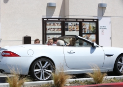Britney-Spears-With-Kids-At-Starbucks-Drive-Thru-In-Woodland-Hills%2C-May-10-2013-k1a639a10y.jpg