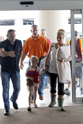 Britney-Spears-At-Louis-Armstrong-Airport-In-New-Orleans%2C-June-2-2013-p1duj22qov.jpg