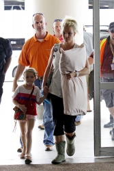 Britney-Spears-At-Louis-Armstrong-Airport-In-New-Orleans%2C-June-2-2013-k1duj2akjn.jpg