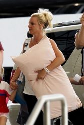 Britney-Spears-At-Louis-Armstrong-Airport-In-New-Orleans%2C-June-2-2013-y1duj1sool.jpg