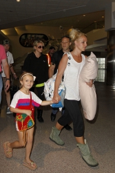 Britney-Spears-At-Louis-Armstrong-Airport-In-New-Orleans%2C-June-2-2013-n1duj1w37t.jpg