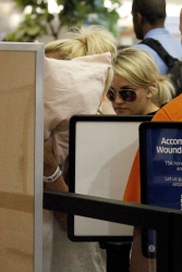 Britney-Spears-At-Louis-Armstrong-Airport-In-New-Orleans%2C-June-2-2013-71duj2kcxe.jpg