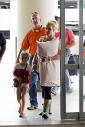Britney-Spears-At-Louis-Armstrong-Airport-In-New-Orleans%2C-June-2-2013-x1duj2dnlo.jpg