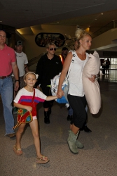 Britney-Spears-At-Louis-Armstrong-Airport-In-New-Orleans%2C-June-2-2013-g1duj2e1to.jpg