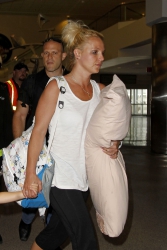 Britney-Spears-At-Louis-Armstrong-Airport-In-New-Orleans%2C-June-2-2013-b1duj1lons.jpg