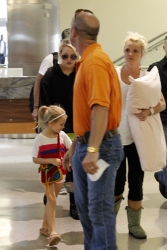 Britney-Spears-At-Louis-Armstrong-Airport-In-New-Orleans%2C-June-2-2013-z1duj1qe6q.jpg