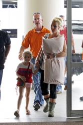 Britney-Spears-At-Louis-Armstrong-Airport-In-New-Orleans%2C-June-2-2013-q1duj1vpot.jpg