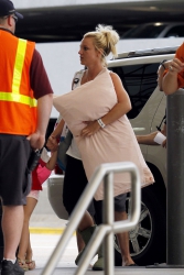Britney-Spears-At-Louis-Armstrong-Airport-In-New-Orleans%2C-June-2-2013-11duj2bxoe.jpg