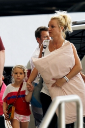 Britney-Spears-At-Louis-Armstrong-Airport-In-New-Orleans%2C-June-2-2013-q1duj1rdie.jpg