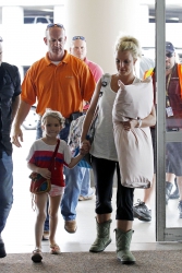 Britney-Spears-At-Louis-Armstrong-Airport-In-New-Orleans%2C-June-2-2013-01duj25dvo.jpg