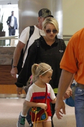 Britney-Spears-At-Louis-Armstrong-Airport-In-New-Orleans%2C-June-2-2013-11duj24f2v.jpg