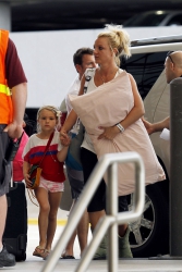Britney-Spears-At-Louis-Armstrong-Airport-In-New-Orleans%2C-June-2-2013-61duj1tyyf.jpg