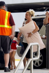 Britney-Spears-At-Louis-Armstrong-Airport-In-New-Orleans%2C-June-2-2013-u1duj2fdaf.jpg