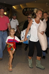 Britney-Spears-At-Louis-Armstrong-Airport-In-New-Orleans%2C-June-2-2013-t1duj1m0cy.jpg