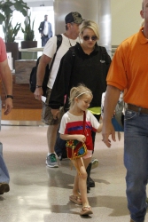 Britney-Spears-At-Louis-Armstrong-Airport-In-New-Orleans%2C-June-2-2013-m1duj23vz3.jpg
