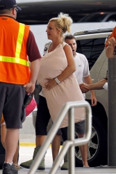 Britney-Spears-At-Louis-Armstrong-Airport-In-New-Orleans%2C-June-2-2013-v1duj2c2u0.jpg