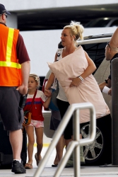 Britney-Spears-At-Louis-Armstrong-Airport-In-New-Orleans%2C-June-2-2013-h1duj2ixs3.jpg