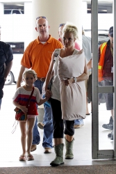 Britney-Spears-At-Louis-Armstrong-Airport-In-New-Orleans%2C-June-2-2013-w1duj20k6t.jpg