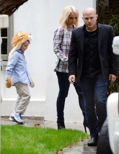 Britney-Spears-%7C-With-Kids-And-Boyfriend-Out-For-Lunch-In-LA%2C-November-29-2013-s2fb7fsrdt.jpg