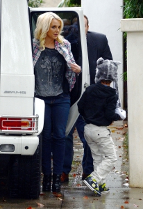Britney-Spears-%7C-With-Kids-And-Boyfriend-Out-For-Lunch-In-LA%2C-November-29-2013-k2fb7f5bwi.jpg