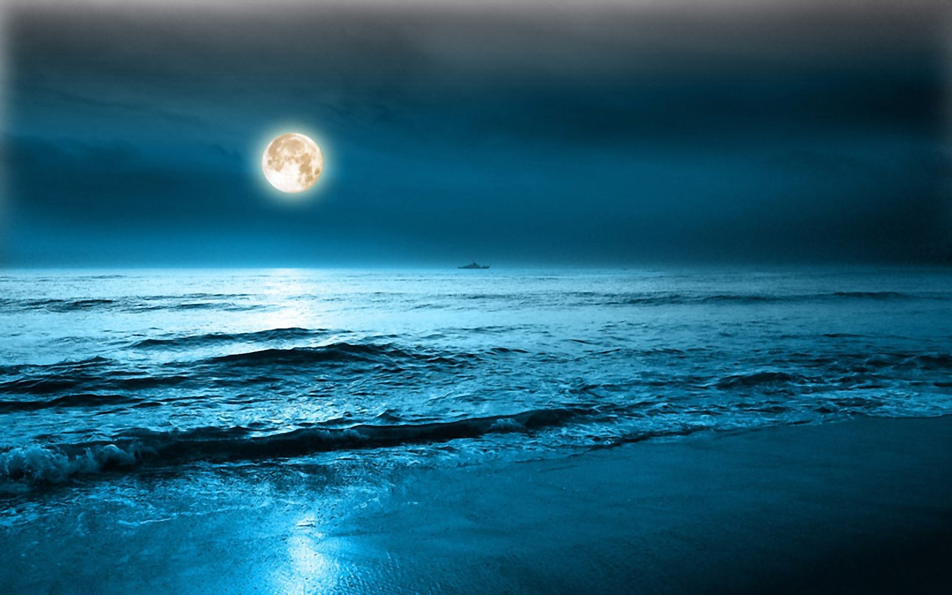 the_haunted_sea_by_violetteraven-d48r31e.jpg