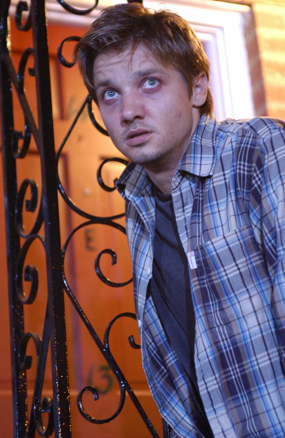 renner_12_holding_a_0001.jpg