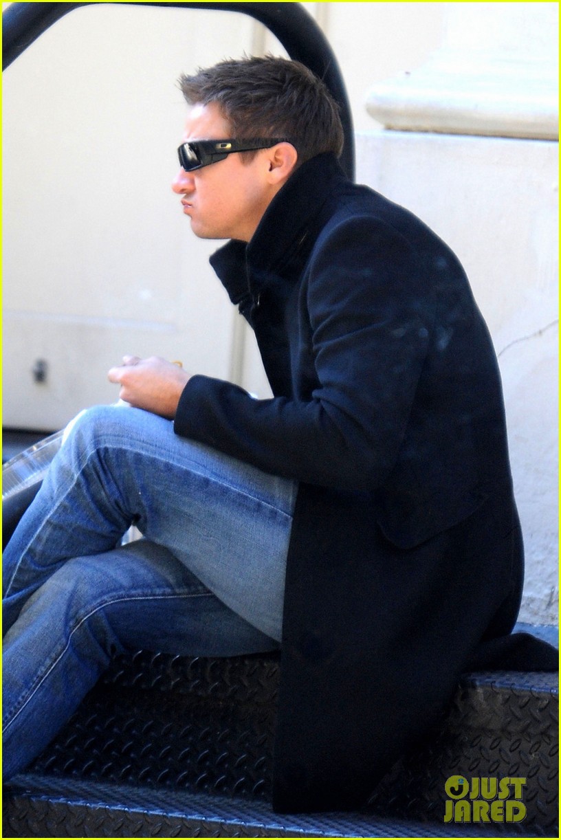 jeremy-renner-lunch-chelsea-02.jpg