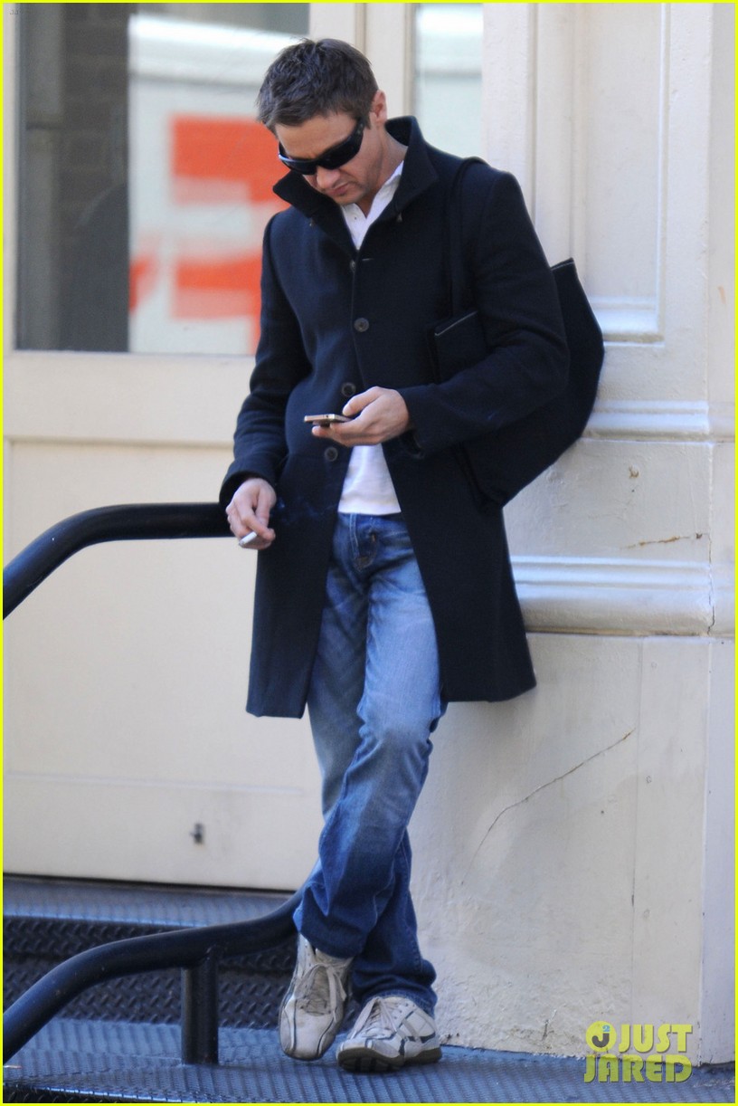 jeremy-renner-lunch-chelsea-03.jpg