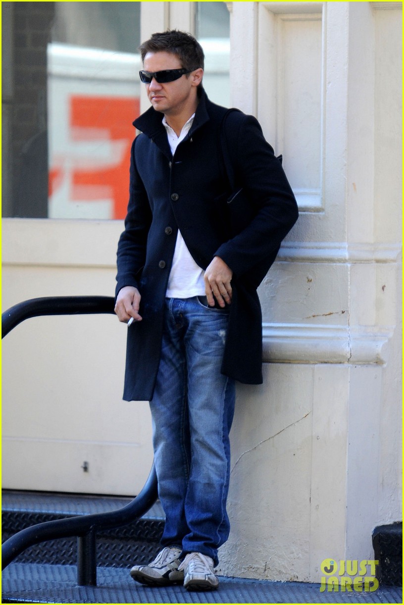 jeremy-renner-lunch-chelsea-01.jpg
