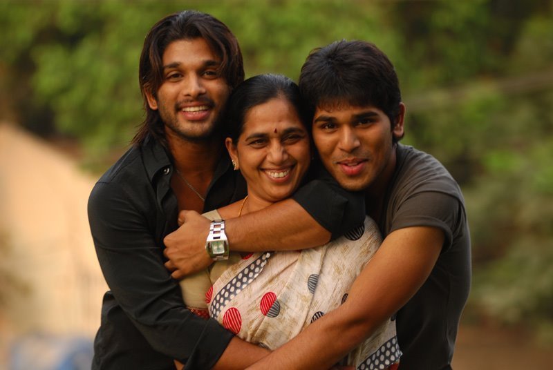 allu-arjun-with-mom-n-brother-sirish.jpg