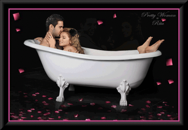 Парень с девушкой в ванне