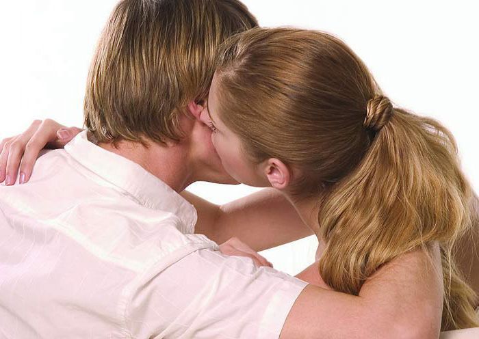 Целоваться с девушкой