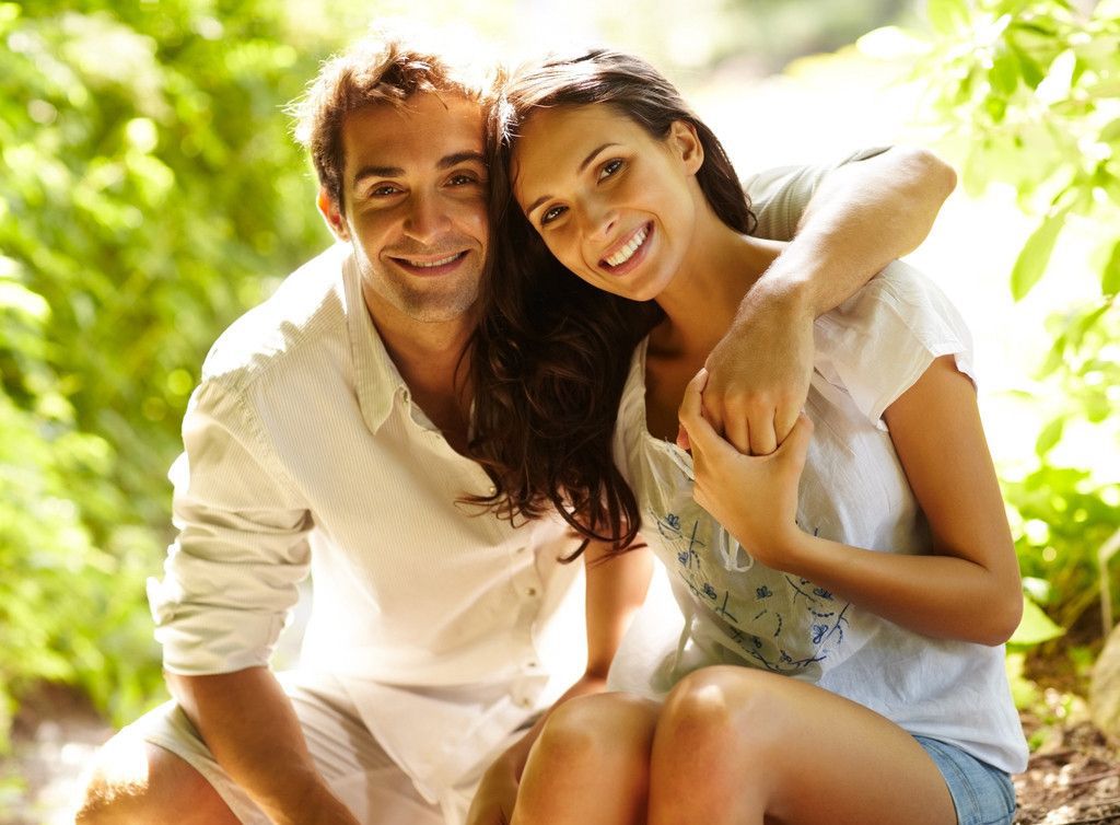 Счастливые мужчина и женщина