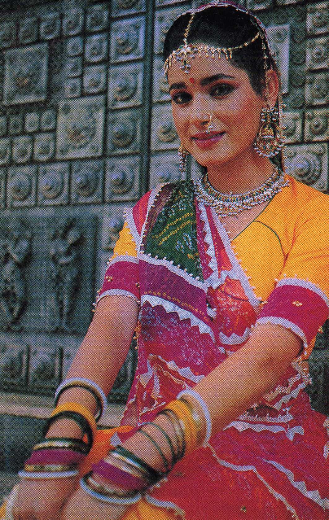 Актрису нилам. Нилам Котхари. Нилам / Neelam. Нилам Котхари индийская актриса. Нилам Котхари в молодости.