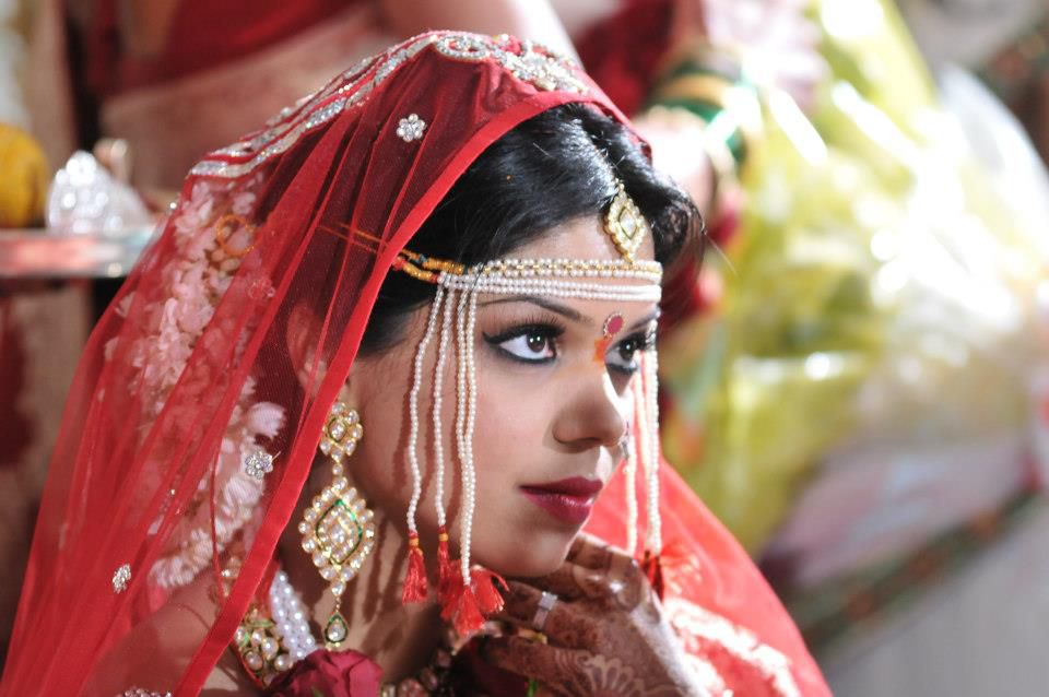 В индии на женщину на лоб. Индийская свадьба точка на лбу. Индия девушки с точкой на лбу. Точка на лбу у индианок. Красная точка на лбу у индианок.