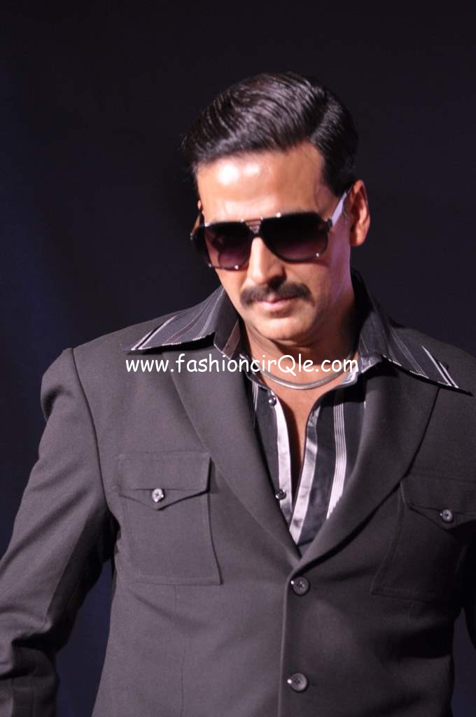 Akshay-Kumar-Sonakshi-Sinha-and-Imran-Khan-at-the-launch-of-Once-Upon-a-Time-in-Mumbai-Again-5.jpg