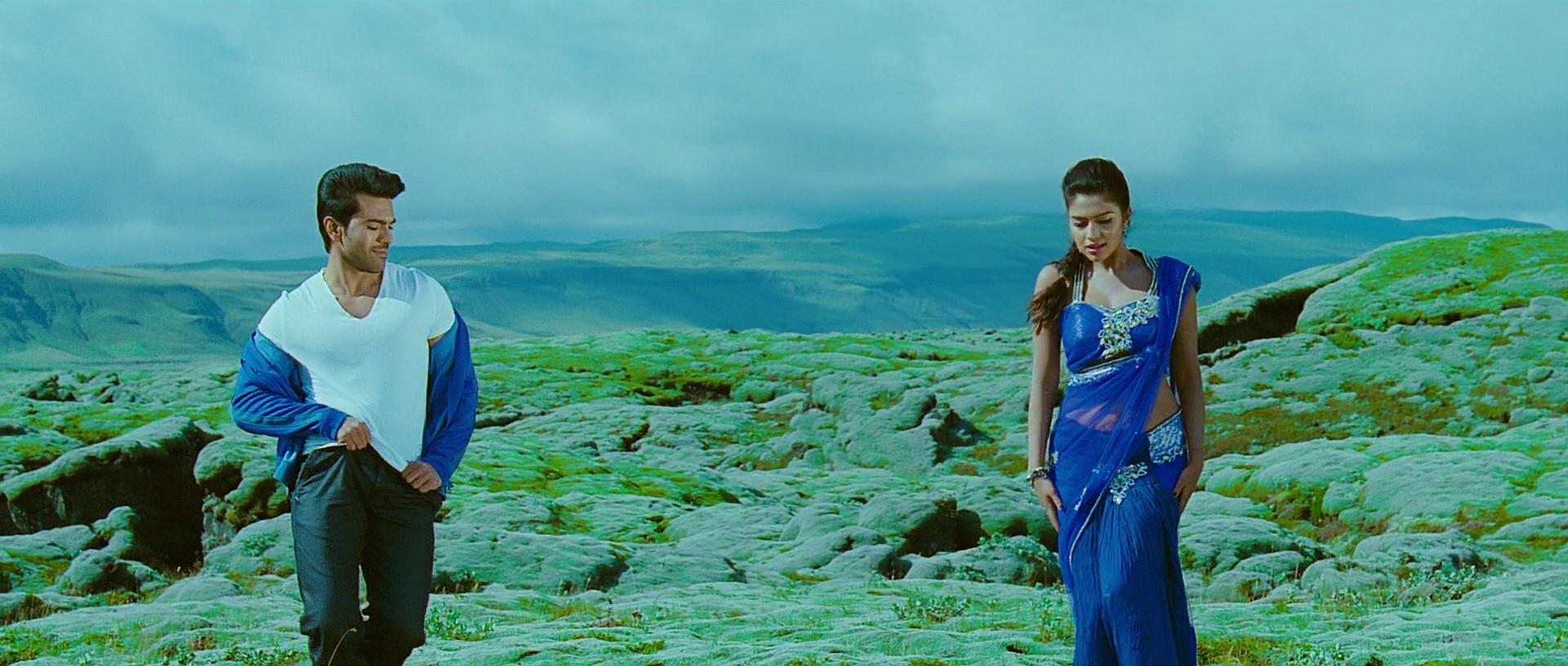 Naayak - Blu-Ray - 1080p - x264 - DTS - [DDR].mkv (1_37_09) 000210~1.jpg