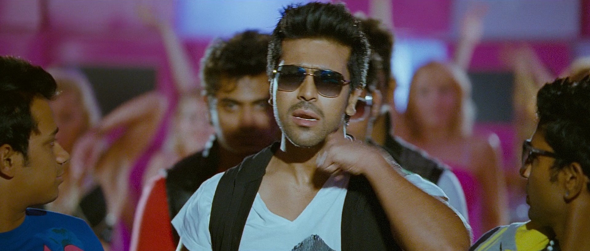 Naayak - Blu-Ray - 1080p - x264 - DTS - [DDR].mkv (0_14_33) 000505.jpg