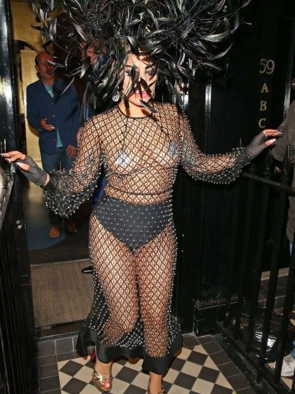 Гаги гуге. Леди Гага платье из хомяков. Леди Гага в платье из живых хомяков. Леди Гага костюм из живых хомяков. Наряды леди Гаги из живых хомяков.