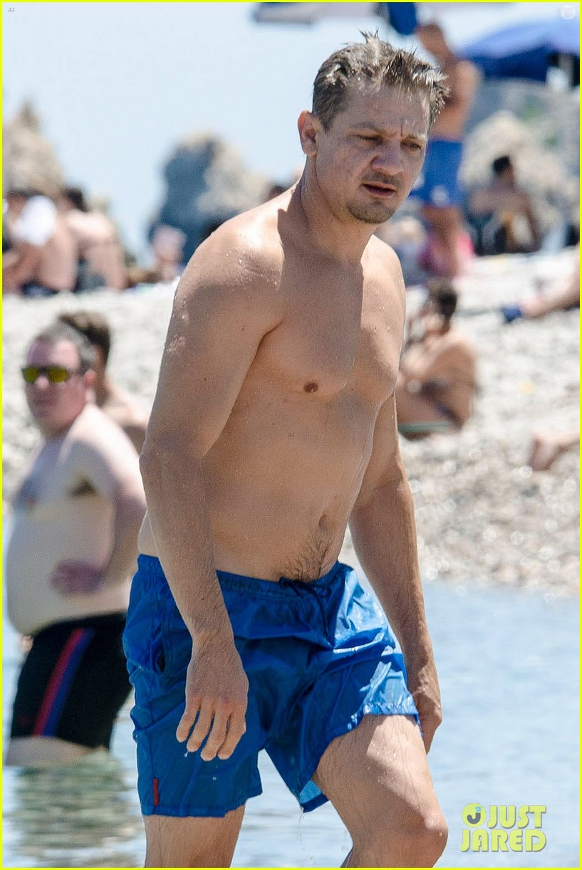 jeremy-renner-goes-shirtless-in-italy-suffers-injured-finger-06.jpg.