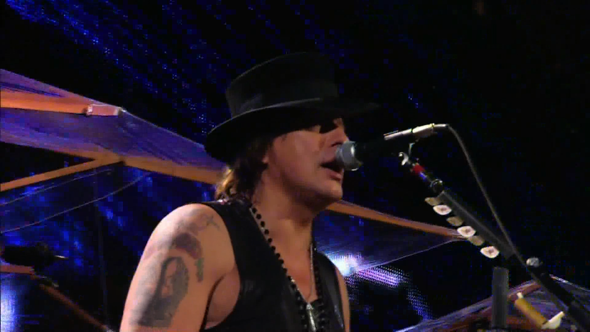 Bon Jovi - The Circle Tour Live From New Jersey 1080i HDTV DD5.1 MPEG2-TrollHD.ts_snapshot_01.15.05_[2016.09.09_14.20.39].png