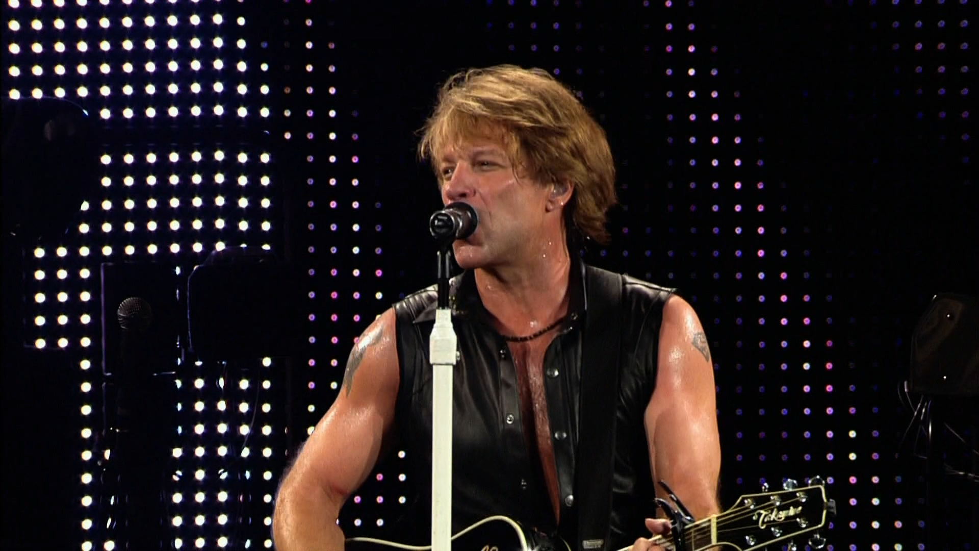 Bon Jovi - The Circle Tour Live From New Jersey 1080i HDTV DD5.1 MPEG2-TrollHD.ts_snapshot_00.17.42_[2016.09.09_14.18.56].png
