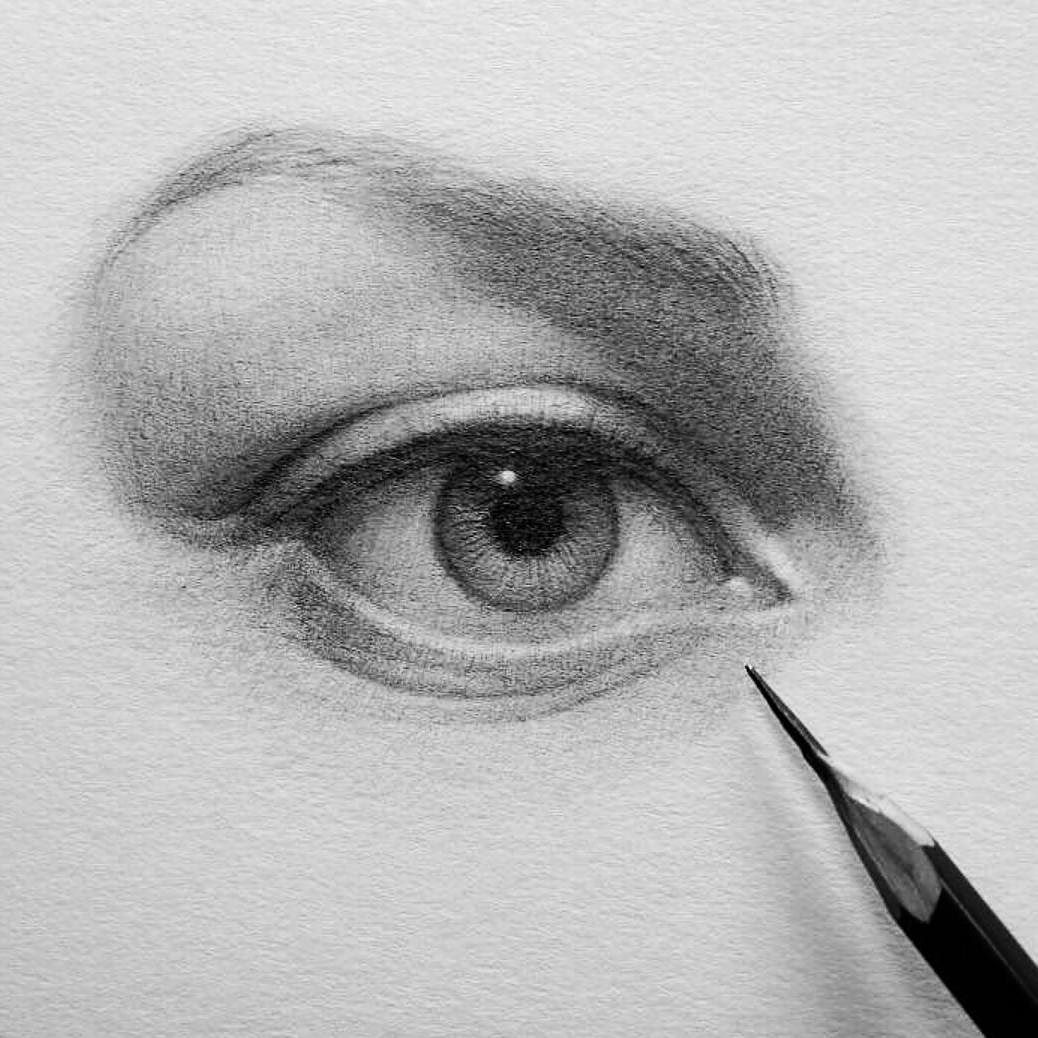 Штриховка глаза карандашом