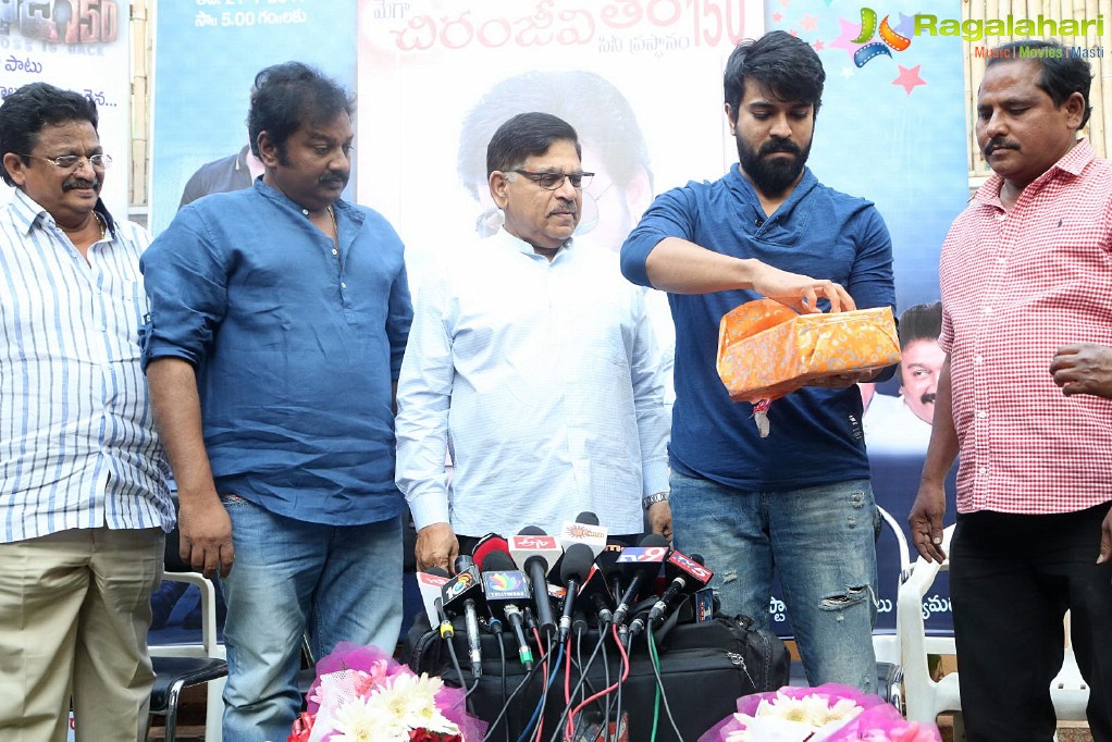 chiranjeevi-book-launch-by-ramacharan15.jpg
